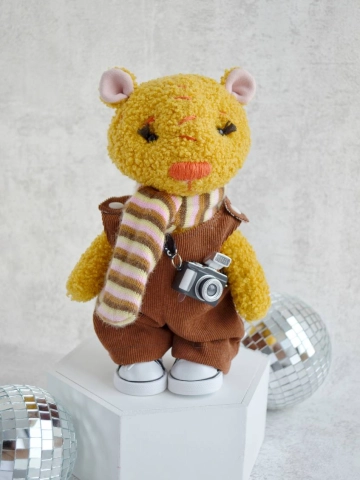Мишка горчичный в комбинезоне с фотоаппаратом