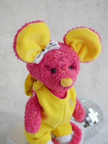 Мышка фуксия в желтом комбинезоне с рюкзаком