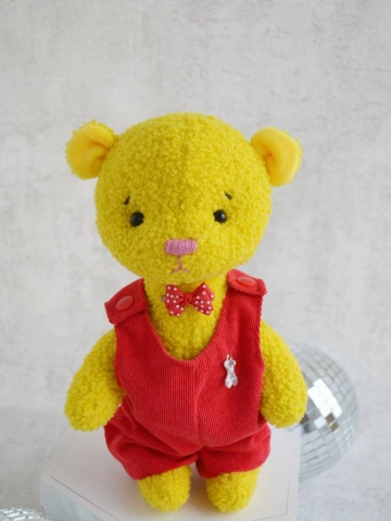 Желтый Мишка в красном комбинезоне